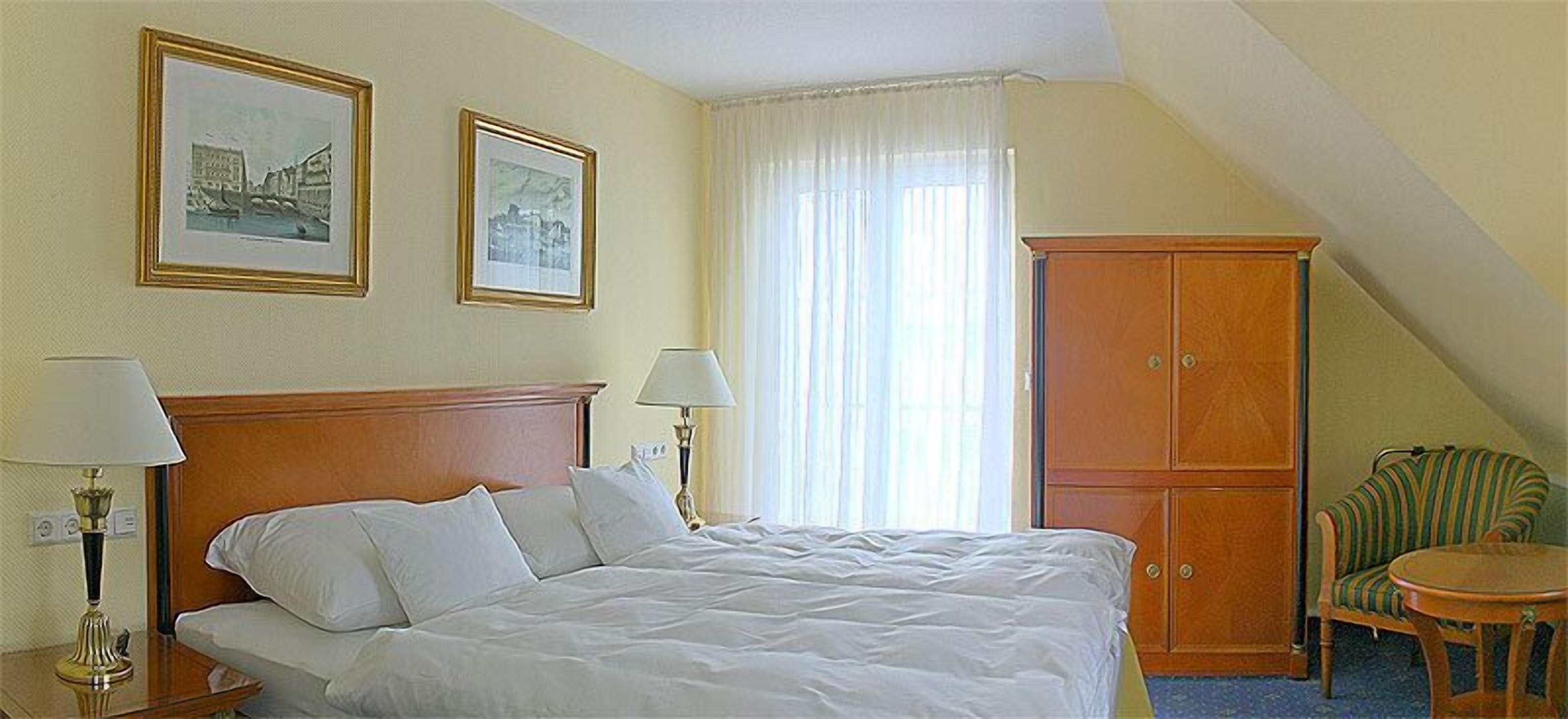 classic double room | hypo-allergenic bedding, in-room safe, desk, blackout curtains