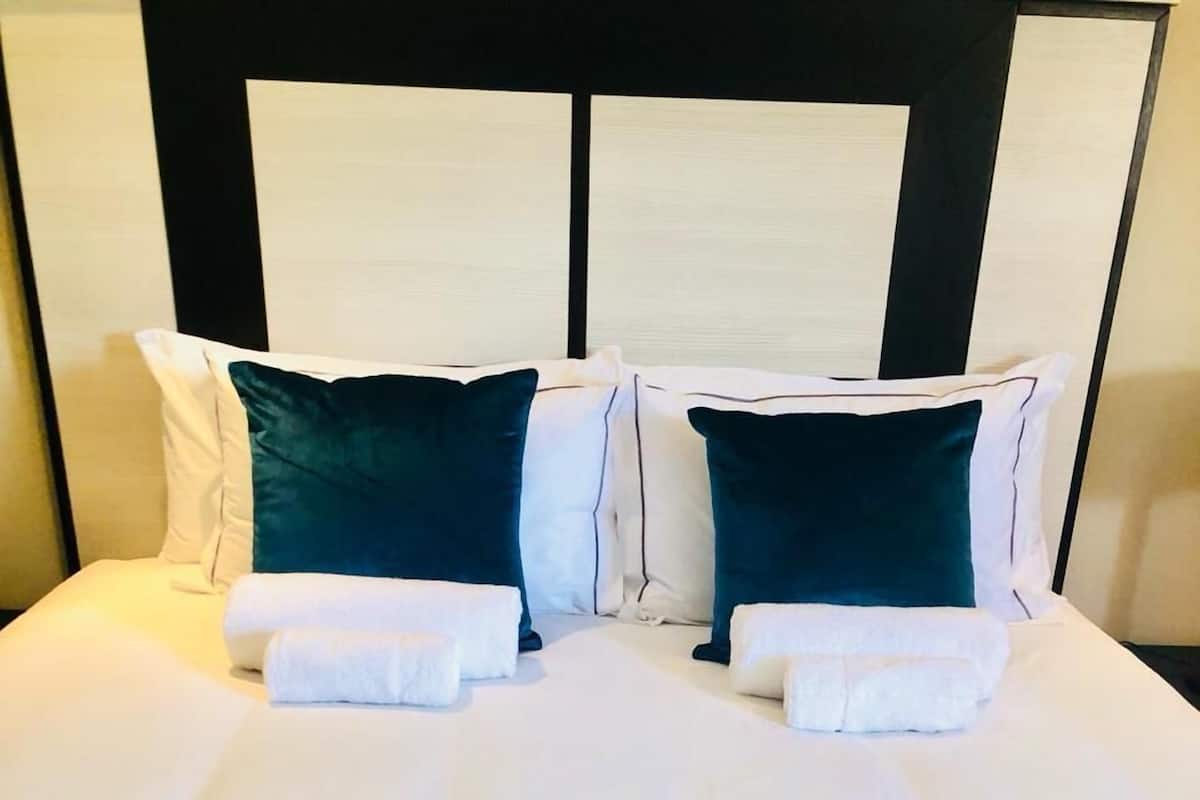 Standard Double Room | 1 bedroom, pillow-top beds, in-room safe, desk