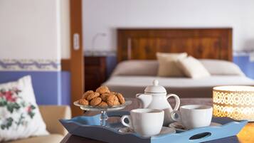 Un vassoio con biscotti, un bollitore e due tazze su un tavolo in una camera d'albergo.