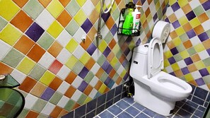 Shower, rainfall showerhead, free toiletries, hair dryer
