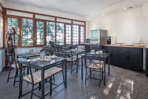Free daily buffet breakfast
