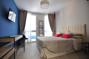 A bedroom with a bed, a desk, and a chair. - Delco Naples (Naples)