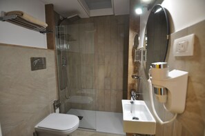 Standard Double Room, 1 Katil Ratu (Queen), Non Smoking (No special view) | Bilik Mandi | Kelengkapan dandanan diri percuma, pengering rambut, bidet 
