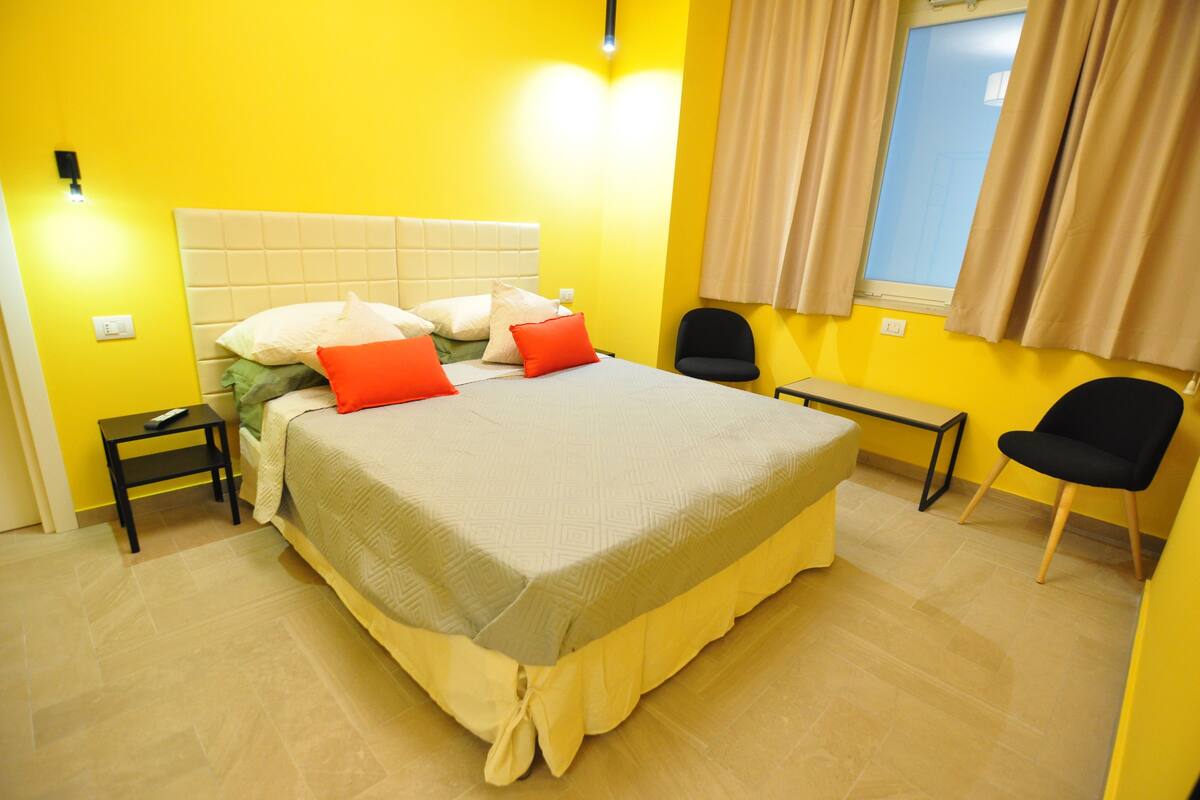 Desk, soundproofing, WiFi (free), bed sheets