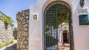 Un muro de piedra, una puerta y un letrero que dice "Villa Carolina".
