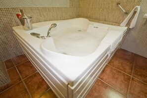 Habitación doble superior, hidromasaje | Tina de hidromasaje