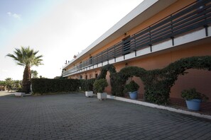 Ein Gebäude im modernen architektonischen Stil, mit flachem Dach und mehreren Balkonen.