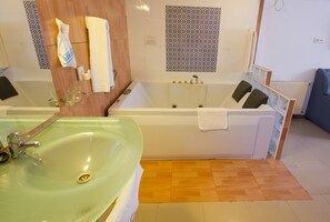 Superior Double Room, Jetted Tub | Bathroom | Free toiletries, hair dryer, bidet, towels
