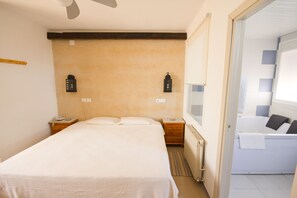 Desk, soundproofing, free WiFi, bed sheets - Hostal Nueva Andalucía (Alcala de Guadaira)