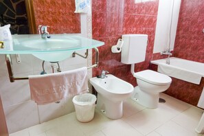 Habitación doble superior | Baño | Artículos de higiene personal gratuitos, secador de pelo, bidé y toallas
