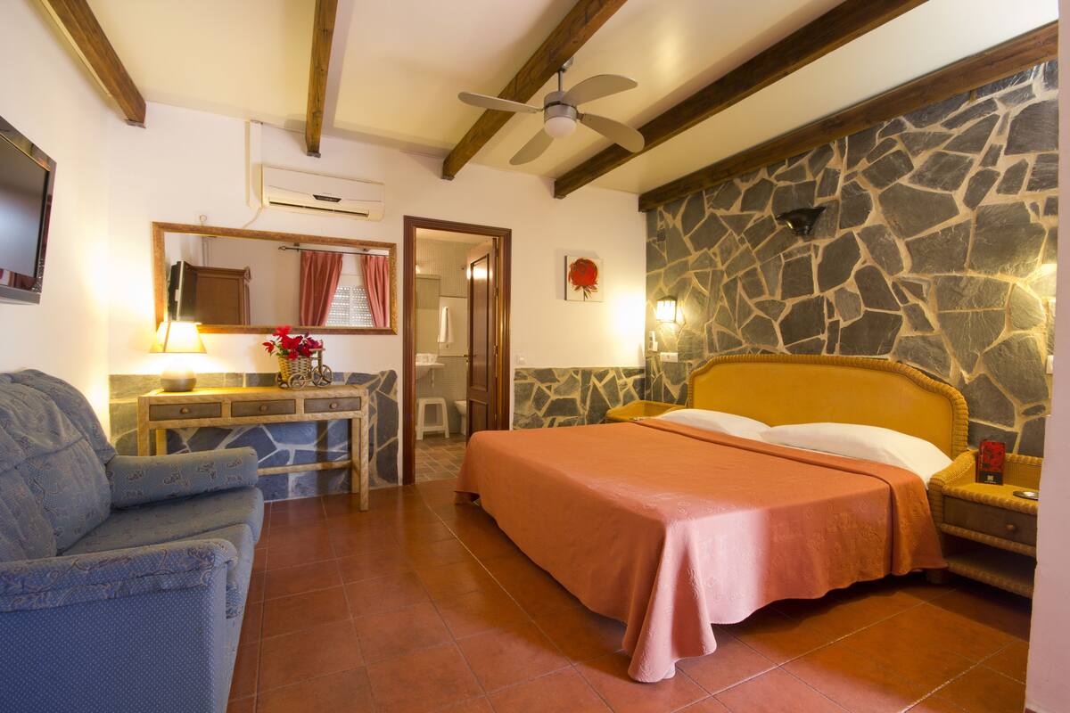 Superior Double Room, Jetted Tub | Desk, soundproofing, free WiFi, bed sheets
