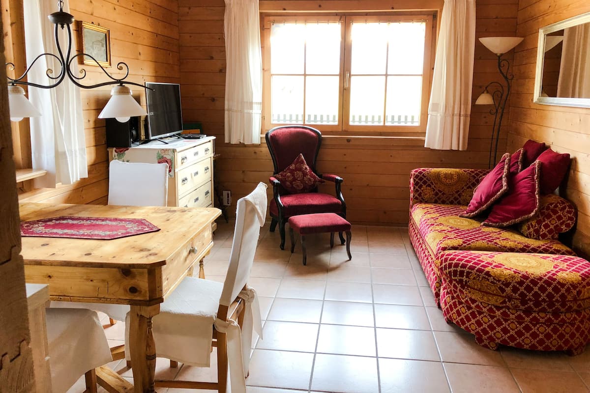 Romantisches Apartment, Terrasse, Bergblick | Wohnbereich | 42-Zoll-Flachbildfernseher mit Kabelempfang, LED-Fernseher, Netflix