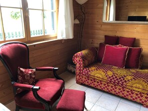 로맨틱 아파트, 파티오, 산 전망 | 거실 공간 | 케이블 채널 시청이 가능한 42인치 평면 TV, LED TV, 넷플릭스