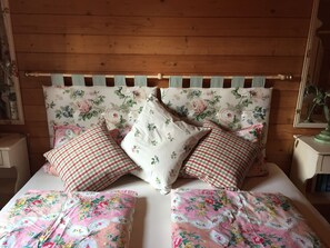 로맨틱 아파트, 파티오, 산 전망 | 1 개의 침실, 이집트산 면 시트, 각각 다른 스타일의 인테리어, 각각 다르게 가구 비치