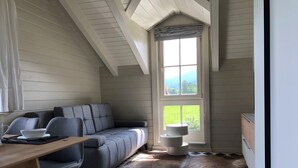 Classic-Apartment, Balkon, Bergblick | Wohnzimmer | 42-Zoll-Flachbildfernseher mit Kabelempfang, LED-Fernseher, Netflix