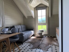 클래식 아파트, 발코니, 산 전망 | 거실 | 케이블 채널 시청이 가능한 42인치 평면 TV, LED TV, 넷플릭스