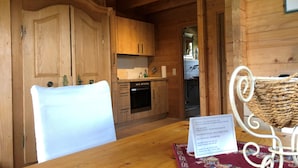 Romantisches Apartment, Terrasse, Bergblick | Essbereich im Zimmer