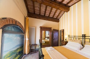 Escritorio, cunas, wifi gratis y ropa de cama 