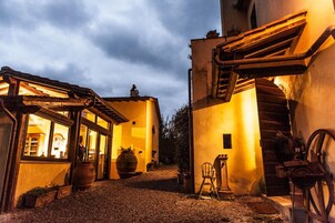 Fachada de la propiedad por la tarde o noche