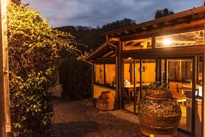 Fachada de la propiedad por la tarde o noche