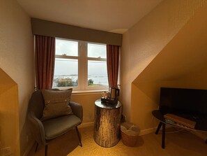 Premium bedding, individually decorated, individually furnished, desk - The Airds Hotel & Restaurant (Appin)