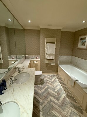 King or Twin Suite | Badezimmer