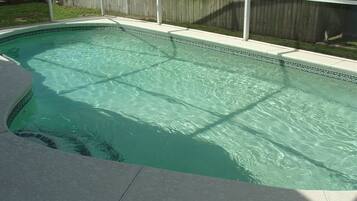 家庭別墅, 私人泳池, 花園 | 游泳池 | 季節性室外游泳池,提供泳池遮陽傘和日光浴躺椅