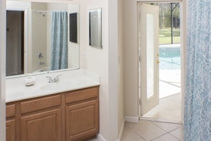 Familienvilla, Whirlpool, zum Garten hin | Badezimmer | Regendusche, Haartrockner, Handtücher, Toilettenpapier