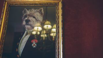 Een lijst met een portret van een hond in formele kledij.