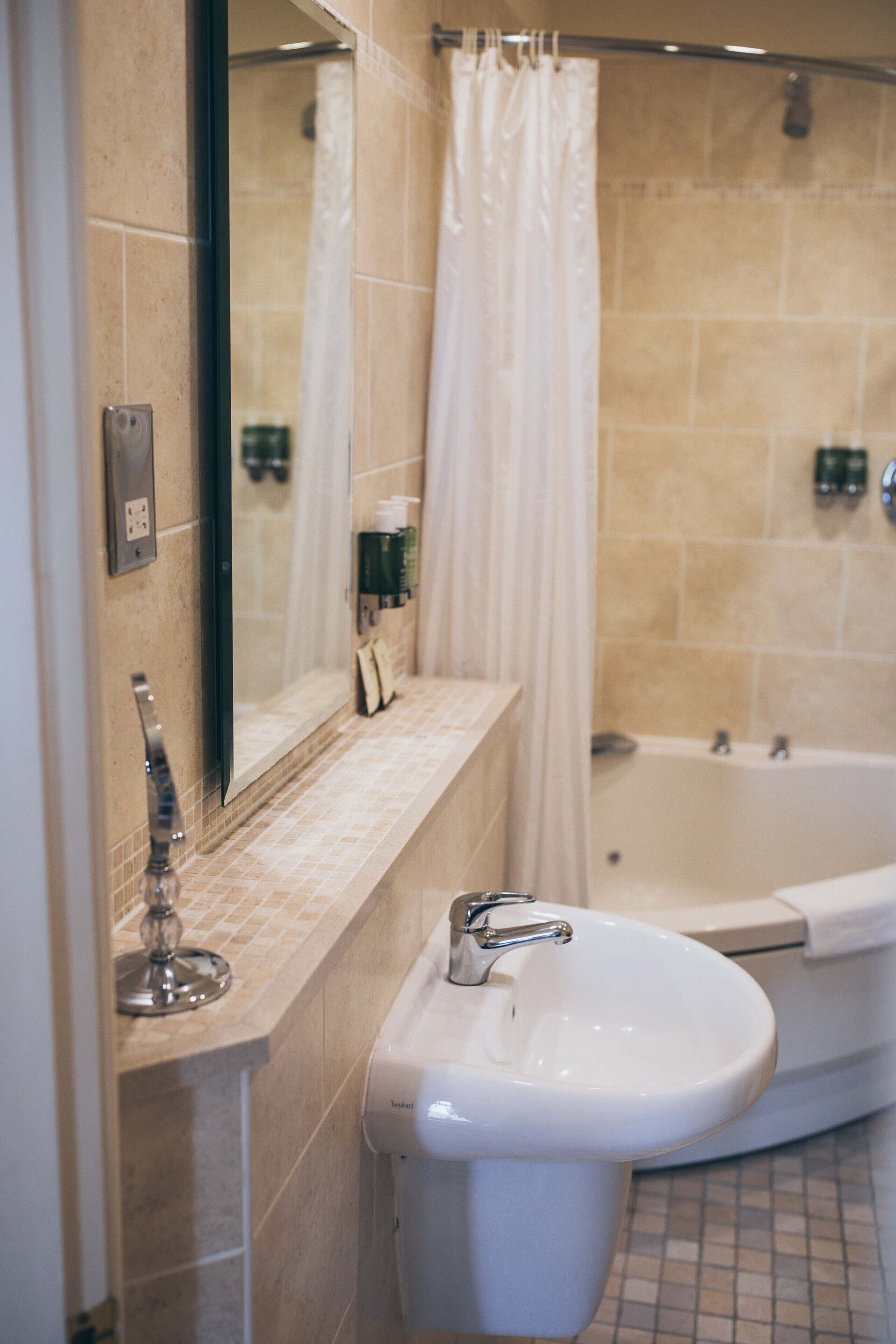 double room single use | bathroom | towels