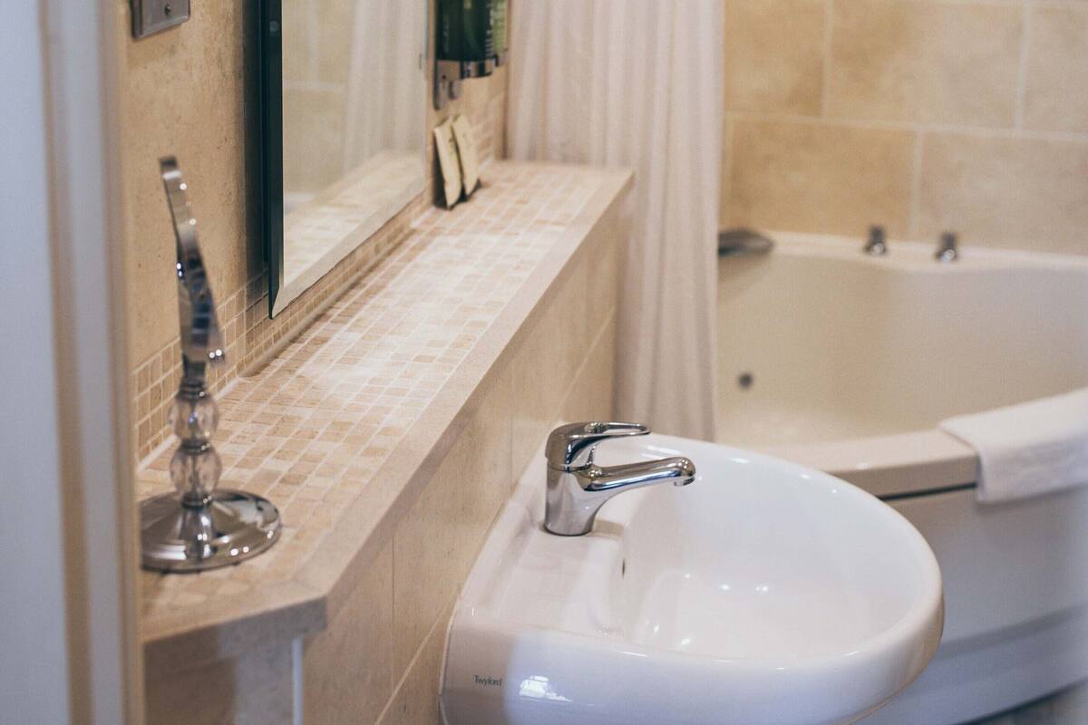 double room single use | bathroom | towels