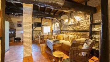 House, 5 Bedrooms | Living room | Flat-screen TV