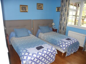 Habitación clásica con 1 cama matrimonial o 2 individuales, baño compartido | Muebles diferentes, insonorización, wifi gratis y ropa de cama 