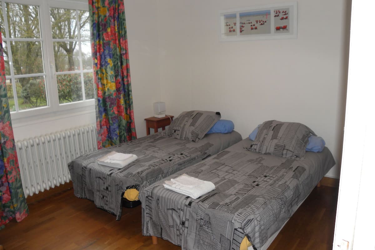 Soundproofing, WiFi (free), individually furnished, bed sheets