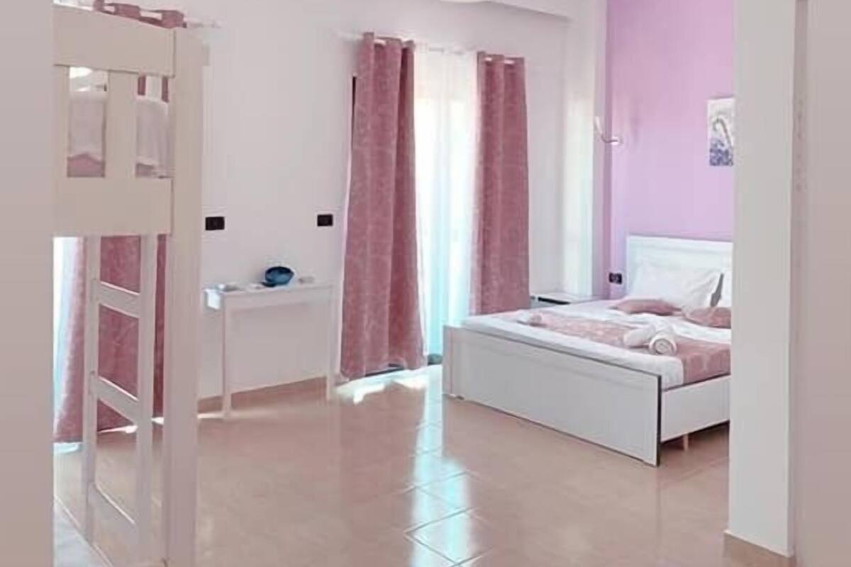 Habitación familiar, vistas al mar | Minibar, tabla de planchar con plancha, cunas gratuitas y wifi gratis
