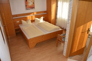 Double or Twin Room | Individually furnished, desk, blackout drapes, free WiFi - Hotel Vulkanstüble (Vogtsburg)