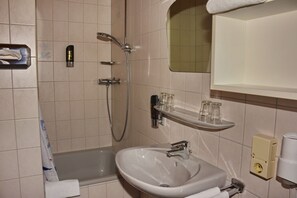 Double or Twin Room | Bathroom | Shower, free toiletries, hair dryer, towels - Hotel Vulkanstüble (Vogtsburg)