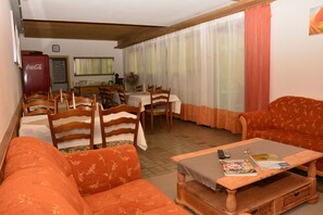 Double or Twin Room | Individually furnished, desk, blackout drapes, free WiFi - Hotel Vulkanstüble (Vogtsburg)