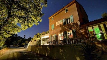 Voorkant accommodatie - avond/nacht