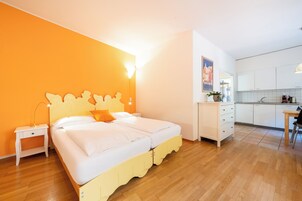 Un dormitorio con cama, mesita de noche y tocador.