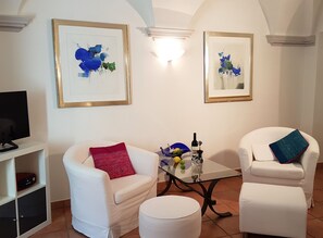 Superior studio, 1 tweepersoonsbed, terras, aan de binnenplaats (Apartment Nr. 9) | Woonruimte | Flatscreentelevisie