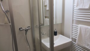Studio (Studio Nr. 8) | Kylpyhuone | Hiustenkuivaaja, pyyhkeet