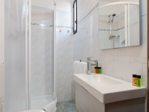 Apartamento, 1 quarto, para não fumantes | Banheiro | Chuveiro, chuveiro com efeito de chuva, produtos de toalete grátis, bidê
