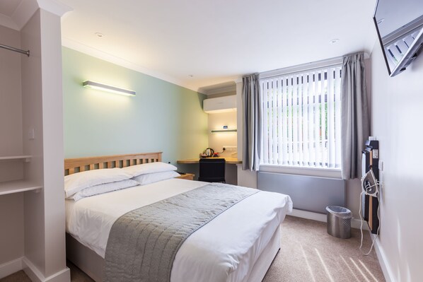 Business Double Room, 1 Double Bed | Desk, blackout curtains, iron/ironing board, free WiFi - Lane End (High Wycombe)