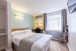 Business Double Room, 1 Double Bed | Desk, blackout drapes, iron/ironing board, WiFi (free)