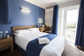 Habitación empresarial doble, 1 cama matrimonial | Escritorio, cortinas blackout y tabla de planchar con plancha