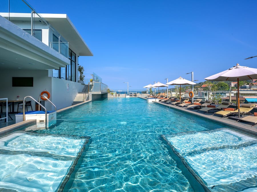 Piscina externa, funciona das 7h às 20h, espreguiçadeiras
