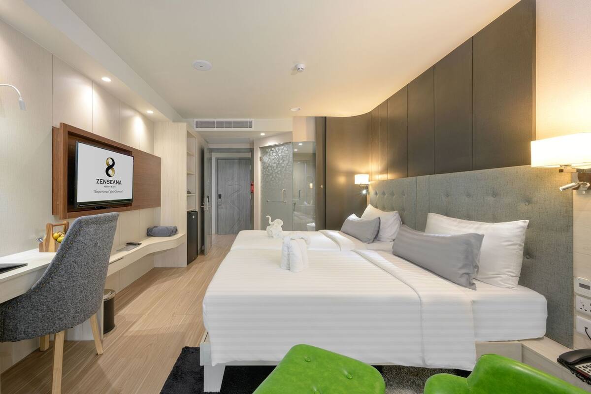 迷你吧、客房内保险箱、办公桌、笔记本电脑工作区