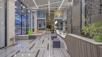 Coin salon dans le hall