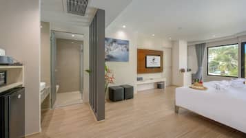 Minibar, caja de seguridad en la habitación y escritorio